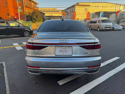 アウディ A8L